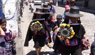 Deze processie was op een zondagmiddag in Guatemala , een mooi land in midden-amerika, veel indianen en dus ook veel kleur