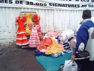 In barcelona hingen de jurken voor de flamenco gewoon op de vlooienmarkt