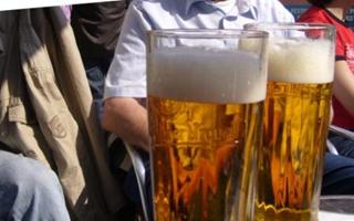 Doe mij maar twee van die goudgele jongens met een witte kraag
twee bier a.u.b.

met zo'n hitte helpen alleen twee flinke potten bier
